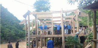 Thanh niên tình nguyện giúp dân khắc phục mưa lũ