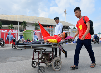 Cổ động viên nằm xe lăn, đến SVĐ nỹ đình cổ vũ