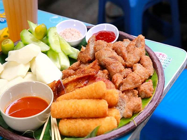 Món ăn nóng hổi thu hút giới trẻ Hà Thành ngày mưa lạnh