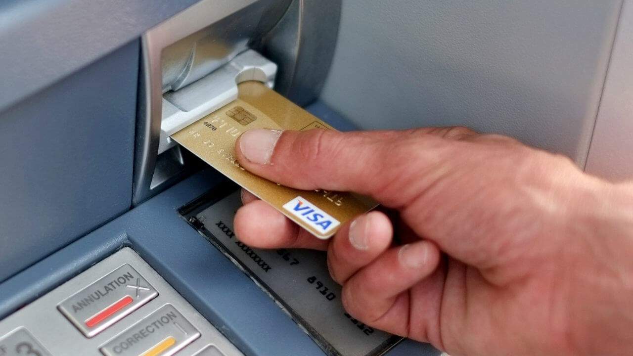 Đến Địa Điểm Cây ATM và Cho Thẻ Vào Máy