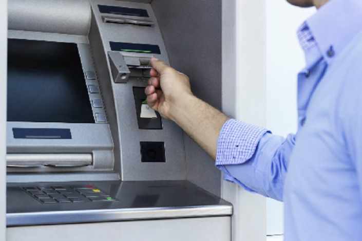 withdraw tại cây ATM của ngân hàng phát hành thẻ