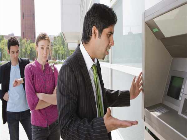 Vì sao xảy ra tình trạng bị nuốt thẻ ATM?