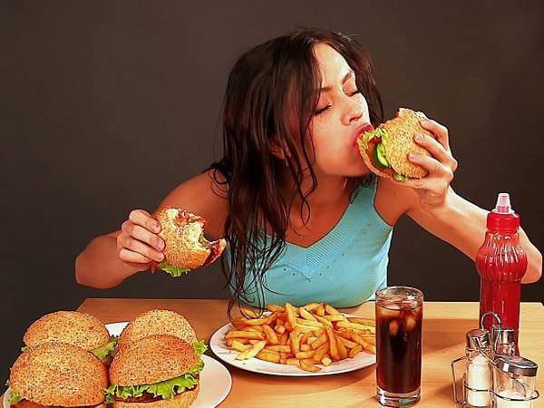 Mơ thấy ăn uống là điềm báo gì tới bạn?