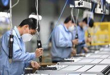 Lực lượng sản xuất bao gồm những yếu tố nào?
