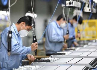Lực lượng sản xuất bao gồm những yếu tố nào?