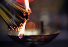 Thắp hương tối được không, có sao không theo tâm linh