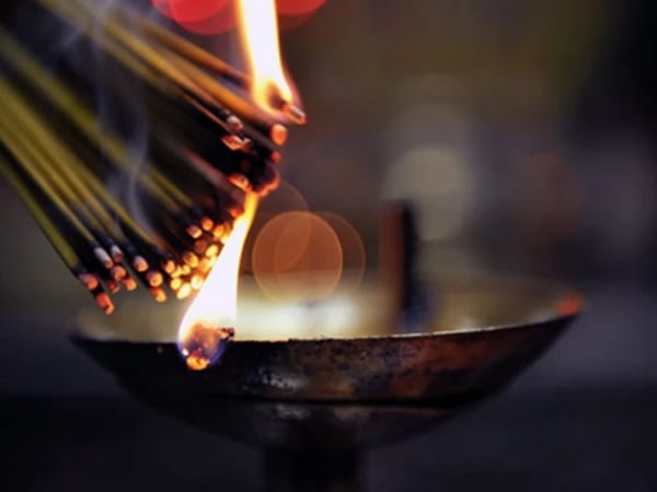 Quan niệm dân gian về việc thắp hương buổi tối