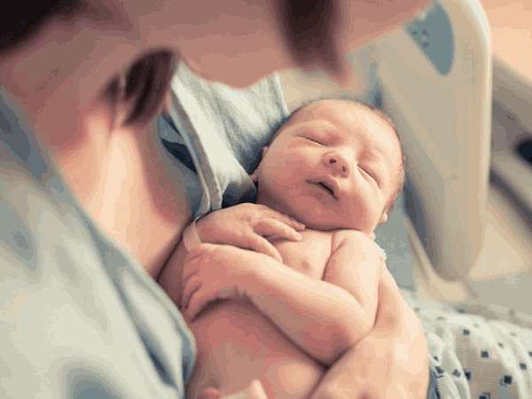 Giải mã ý nghĩa giấc mơ thấy người khác sinh con là điềm gì?